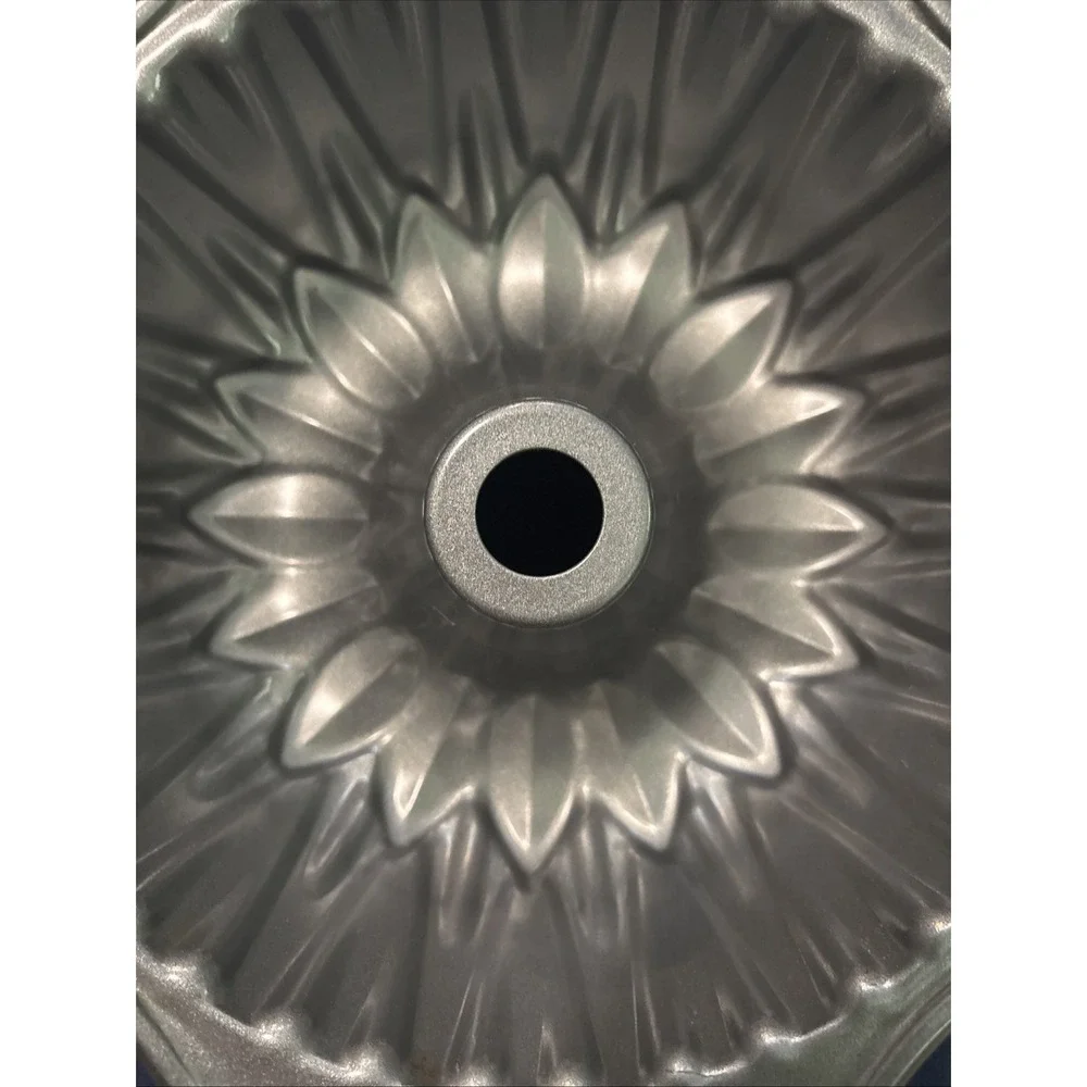 Wilton 9.75 x 3.38in Sunflower Fluted Cake Pan Non Stick Wilton Durability EUC
